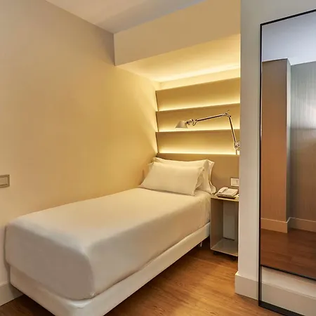 מלון Nh Sants 4*